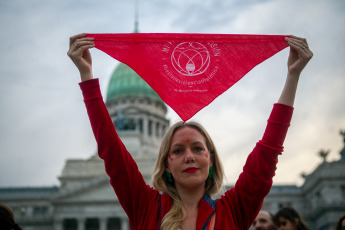 Buenos Aires, Argentina.- En las fotos tomadas el 17 de mayo del 2023, más de 40 organizaciones participaron de la primera marcha contra la violencia ginecobstétrica y neonatal en Buenos Aires, Argentina. Con la consigna “sumate a la marea roja”, la marcha se realizó en reclamo de la “efectiva” aplicación de la Ley de Parto Respetado en “todas las instituciones del país”, en el marco de la Semana Mundial del Parto Respetado.