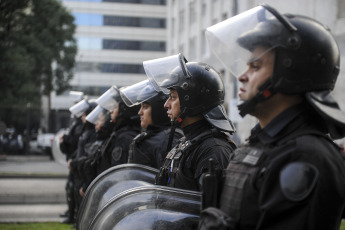 Buenos Aires, Argentina.- En las fotos tomadas el 9 de mayo del 2023, organizaciones agrupadas en Unidad Piquetera (UP) marcharon al Ministerio de Desarrollo Social en Buenos Aires, para protestar contra el "ajuste a comedores y para ser recibidos por autoridades" y no descartan pernoctar frente a esa cartera.