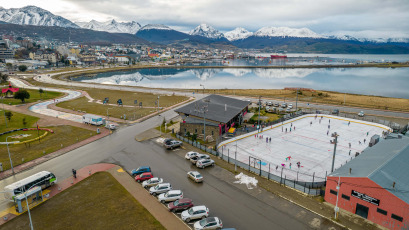 Ushuaia, Argentina.- En las fotos tomadas el 28 de mayo del 2023, turistas visitaron la ciudad argentina de Ushuaia. De acuerdo a los primeros relevamientos del Observatorio Argentino de Turismo (OAT), más de 1,3 millones de personas se movilizaron por los principales destinos turísticos argentinos, lo que constituyó una cifra récord para este fin de semana de mayo. El impulso de la cuarta edición del programa PreViaje, el impacto del Mundial Sub-20 y la llegada de visitantes del extranjero (especialmente desde Chile, Uruguay y Brasil) son los principales factores del éxito.