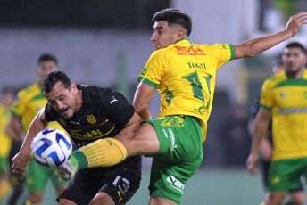 Buenos Aires, Argentina.- In the photos taken on May 4, 2023, during the match between Defensa y Justicia and Peñarol at the Norberto "Tito" Tomaghello stadium for the third date of Group F of the Copa Sudamericana. Defensa y Justicia thrashed Peñarol de Montevideo 4-1, striking at the right moments and three of their goals were great goals. His second win in the turner settled him in his zone.