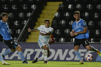 Santa Fe, Argentina.- En las fotos tomadas el 16 de mayo del 2023, Atlético Tucumán y Estudiantes de Río Cuarto, de la Primera Nacional, se enfrentaron en Santa Fe en un partido válido por los 32avos de final de la Copa Argentina. Estudiantes de Río Cuarto, venció 3-1 a Atlético Tucumán y pasó a los 16avos de la Copa Argentina. Ahora, se medirá en la siguiente instancia con el ganador de Banfield y Argentino de Merlo.