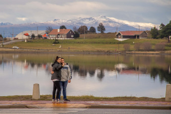 Ushuaia, Argentina.- En las fotos tomadas el 28 de mayo del 2023, turistas visitaron la ciudad argentina de Ushuaia. De acuerdo a los primeros relevamientos del Observatorio Argentino de Turismo (OAT), más de 1,3 millones de personas se movilizaron por los principales destinos turísticos argentinos, lo que constituyó una cifra récord para este fin de semana de mayo. El impulso de la cuarta edición del programa PreViaje, el impacto del Mundial Sub-20 y la llegada de visitantes del extranjero (especialmente desde Chile, Uruguay y Brasil) son los principales factores del éxito.