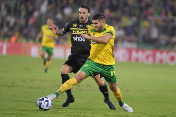 Buenos Aires, Argentina.- In the photos taken on May 4, 2023, during the match between Defensa y Justicia and Peñarol at the Norberto "Tito" Tomaghello stadium for the third date of Group F of the Copa Sudamericana. Defensa y Justicia thrashed Peñarol de Montevideo 4-1, striking at the right moments and three of their goals were great goals. His second win in the turner settled him in his zone.