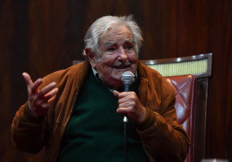 Buenos Aires, Argentina.- En las fotos tomadas el 15 de mayo del 2023, el expresidente de Uruguay, José "Pepe" Mujica (foto), durante un acto en Buenos Aires. Seguidores del precandidato a presidente Javier Milei, agredieron verbalmente a Mujica en la antesala de la exposición que tenía prevista para el domingo 14 de mayo. “No hubo ningún momento en 200 o 300 mil años de historia en el que los grupos humanos no inventaran algo mágico en lo cual creer, que después lo fanatizaba”, indicó Mujica tras el episodio.