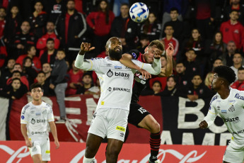 Rosario, Argentina.- En las fotos tomadas el 2 de mayo del 2023, durante el encuentro entre Newell’s y Santos en el estadio Coloso Marcelo Bielsa en Rosario, Argentina. Newell’s venció 1-0 al Santos de Brasil y se consolidó en la punta del Grupo E luego de tres fechas de la Copa Sudamericana, llegando a 9 unidades con un puntaje perfecto y la valla invicta