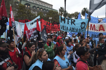 Buenos Aires, Argentina.- En las fotos tomada el 17 de mayo del 2023, la Marcha Piquetera Federal realizó una protesta que confluyó en Plaza de Mayo en un acampe y vigilia. Las distintas organizaciones sociales, reclaman por "políticas contra el hambre y la pobreza" y "asistencia integral para los comedores populares", entre otros puntos.