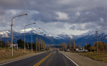 Bariloche, Argentina.- In the photos taken on May 2, 2023, it shows the city of Bariloche that began to turn white after the arrival of the first snowfall of the year. With temperatures that remained below zero degrees and strong winds, the Andean area faced cold weather that even caused the National Meteorological Service to issue alerts.