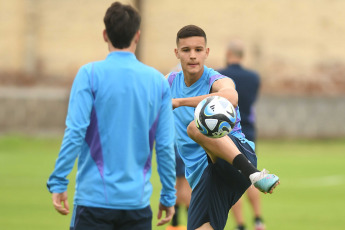 Santiago del Estero, Argentina.- En las fotos tomadas el 22 de mayo del 2023, el seleccionado argentino Sub-20, dirigido por Javier Mascherano, realizó un entrenamiento con la mente puesta en Guatemala, el rival de este martes. Argentina tendrá el objetivo de sellar su pasaporte a octavos de final luego del ajustado triunfo por 2-1 sobre Uzbekistán.