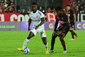 Rosario, Argentina.- In the photos taken on May 2, 2023, during the match between Newell's and Santos at the Coloso Marcelo Bielsa stadium in Rosario, Argentina. Newell's defeated Santos from Brazil 1-0 and consolidated itself at the top of Group E after three dates of the Copa Sudamericana, reaching 9 points with a perfect score and an undefeated fence.