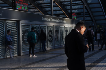 Buenos Aires, Argentina.- En las fotos tomadas el 15 de mayo del 2023, las personas esperan en una estación de subte en medio de una medida de fuerza que mantenía paralizado el servicio de la línea C, con recorrido entre Retiro y Constitución. El servicio del subte porteño fue interrumpido, en diferentes líneas y horarios. La medida colapsó la red de colectivos en medio de cortes y manifestaciones.