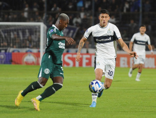 La Plata, Argentina.- In the photos taken on May 4, 2023, during the match between Gimnasia y Esgrima La Plata and Goiás from Brazil at the Juan Carmelo Zerillo Stadium in La Plata, Argentina. Gimnasia lost 2-0 with Goiás and after their third defeat in a row they were very compromised to be able to continue in the Copa Sudamericana. The Brazilian team scored through two penalty goals from Vinicius and Matheus Peixoto.