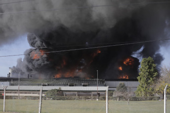 Mendoza, Argentina.- En las fotos tomadas el 23 de mayo del 2023, muestra el incendio de grandes proporciones que consumió una fábrica de la industria plástica en el sur de Mendoza, Argentina. El incendio, se habría originado por la explosión de una de las máquinas, "sin víctimas fatales pero con pérdidas casi totales", aseguraron los brigadistas.