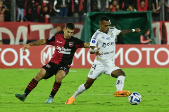 Rosario, Argentina.- In the photos taken on May 2, 2023, during the match between Newell's and Santos at the Coloso Marcelo Bielsa stadium in Rosario, Argentina. Newell's defeated Santos from Brazil 1-0 and consolidated itself at the top of Group E after three dates of the Copa Sudamericana, reaching 9 points with a perfect score and an undefeated fence.