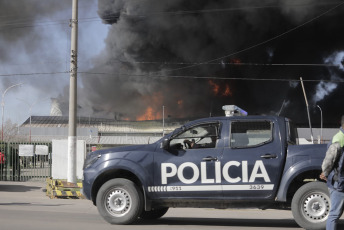 Mendoza, Argentina.- En las fotos tomadas el 23 de mayo del 2023, muestra el incendio de grandes proporciones que consumió una fábrica de la industria plástica en el sur de Mendoza, Argentina. El incendio, se habría originado por la explosión de una de las máquinas, "sin víctimas fatales pero con pérdidas casi totales", aseguraron los brigadistas.