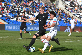 Mendoza, Argentina.- In the photos taken on May 30, 2023, during the match between New Zealand and the United States for the round of 16 of the U20 World Cup at the Malvinas Argentinas stadium in Mendoza. The United States thrashed New Zealand 4-0 and will face the winner of the match between Gambia and Uruguay in the quarterfinals.