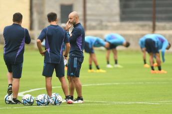 Santiago del Estero, Argentina.- En las fotos tomadas el 22 de mayo del 2023, el seleccionado argentino Sub-20, dirigido por Javier Mascherano, realizó un entrenamiento con la mente puesta en Guatemala, el rival de este martes. Argentina tendrá el objetivo de sellar su pasaporte a octavos de final luego del ajustado triunfo por 2-1 sobre Uzbekistán.