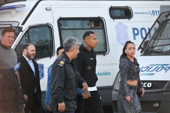 Buenos Aires, Argentina.- En las fotos tomadas el 17 de mayo del 2023, en los tribunales de Lomas de Zamora, se desarrolló una de las últimas jornadas del juicio en contra del futbolista de Boca Juniors, Sebastián Villa (2do derecha), por supuestamente haber golpeado y amenazado a su ex novia Daniela Cortés en 2020. En la jornada, se escuchó el alegato del fiscal Sergio Anauati quien solicitó que el Juzgado N°3 lo condene a la pena de dos años y tres meses de prisión de ejecución condicional por el delito de lesiones leves y amenazas, además de prohibirle que se acerque a la víctima.