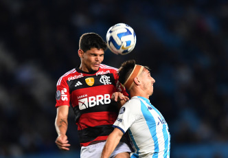 Buenos Aires, Argentina.- En las fotos tomadas el 4 de mayo del 2023, durante el encuentro entre Racing Club y Flamengo de Jorge Sampaoli en el Cilindro de Avellaneda. Racing empató 1-1 con Flamengo y mantiene el liderazgo del Grupo A de la Copa Libertadores de América con 7 puntos. En el final del primer tiempo, Gabriel Barbosa abrió la cuenta para el Mengao y lo igualó a los 74 Nicolás Oroz, de tiro libre.