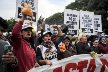 Buenos Aires, Argentina.- En las fotos tomadas el 9 de mayo del 2023, organizaciones agrupadas en Unidad Piquetera (UP) marcharon al Ministerio de Desarrollo Social en Buenos Aires, para protestar contra el "ajuste a comedores y para ser recibidos por autoridades" y no descartan pernoctar frente a esa cartera.