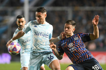 Buenos Aires, Argentina.- En las fotos tomadas el 8 de mayo del 2023, durante el encuentro entre Racing y Talleres de Córdoba en un partido por la decimoquinta fecha del torneo de la Liga Profesional de Fútbol (LPF) en el Estadio Presidente Perón. Racing cayó derrotado como local por 4 a 2 frente a Talleres, que quedó en el cuarto puesto del certamen.