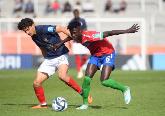 Mendoza, Argentina.- En las fotos tomadas el 25 de mayo del 2023, durante el partido entre Francia y Gambia en un encuentro correspondiente a la jornada 2 del Mundial Sub-20 en el Estadio Malvinas Argentinas. Gambia venció 2-1 a Francia y quedó como único líder del Grupo F con seis puntos. Además, con este puntaje, Gambia consiguió pasar a octavos de final del Mundial Sub-20.