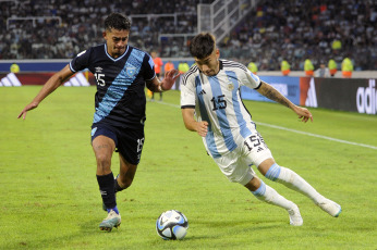 Santiago del Estero, Argentina.- En las fotos tomadas el 23 de mayo del 2023, durante el partido entre Argentina y Guatemala en el estadio Madre de Ciudades de Santiago del Estero por la fecha 2 del Grupo A del Mundial Sub 20. Argentina derrotó 3-0 a Guatemala, consiguiendo su segundo triunfo en la competición, luego de vencer en la primera jornada a Uzbekistán por 2-1. Los goles de la ‘Albiceleste’ fueron anotados por Alejo Veliz (17′), Luka Romero (65′) y Maximo Perrone (90+8′).