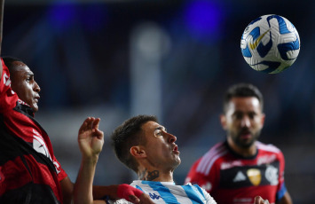 Buenos Aires, Argentina.- En las fotos tomadas el 4 de mayo del 2023, durante el encuentro entre Racing Club y Flamengo de Jorge Sampaoli en el Cilindro de Avellaneda. Racing empató 1-1 con Flamengo y mantiene el liderazgo del Grupo A de la Copa Libertadores de América con 7 puntos. En el final del primer tiempo, Gabriel Barbosa abrió la cuenta para el Mengao y lo igualó a los 74 Nicolás Oroz, de tiro libre.