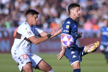 Buenos Aires, Argentina.- En las fotos tomadas el 14 de mayo del 2023, durante el partido entre Platense y Racing por la jornada 16 de la Liga Profesional Argentina en el Estadio Ciudad de Vicente López. Platense venció por 3-0 a Racing como local, con goles de Gonzalo Valdivia (a los 5 minutos), Ronaldo Martínez (a los 24 minutos) y Nicolás Servetto (a los 96 minutos). En la próxima fecha, Racing se medirá con Vélez, mientras que Platense tendrá como rival a River.