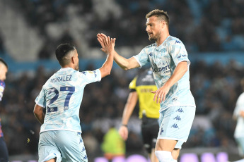 Buenos Aires, Argentina.- En las fotos tomadas el 8 de mayo del 2023, durante el encuentro entre Racing y Talleres de Córdoba en un partido por la decimoquinta fecha del torneo de la Liga Profesional de Fútbol (LPF) en el Estadio Presidente Perón. Racing cayó derrotado como local por 4 a 2 frente a Talleres, que quedó en el cuarto puesto del certamen.