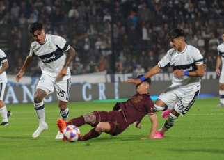 La Plata, Argentina.- In the photos taken on May 15, 2023, during the match between Gimnasia and Lanús in a match of matchday 16 of the Argentine Professional League at the Juan Carmelo Zerillo Stadium. Gimnasia beat Lanús 1-0 at home with a goal from Maximiliano Comba, after 92 minutes. On the next date, Gimnasia will face Godoy Cruz, while Lanús will have Newell's as a rival.