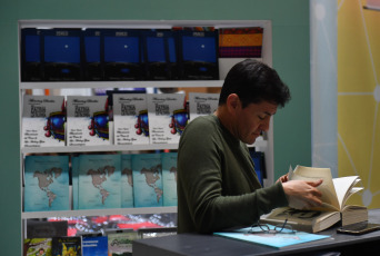 Buenos Aires, Argentina.- En las fotos tomadas el 8 de mayo del 2023, las personas visitan la Feria del Libro de Buenos Aires en La Rural. Después de un fin de semana de gran flujo de personas, continúa la Feria del Libro de Buenos Aires 2023. Quedan solo 7 días del evento cultural más importante del país, y todos están cargados de actividades con presentaciones de las últimas novedades de la industria editorial, charlas y mesas con autores, firmas de libros, talleres para infancias y lecturas de poesía.