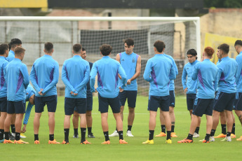 Santiago del Estero, Argentina.- En las fotos tomadas el 22 de mayo del 2023, el seleccionado argentino Sub-20, dirigido por Javier Mascherano, realizó un entrenamiento con la mente puesta en Guatemala, el rival de este martes. Argentina tendrá el objetivo de sellar su pasaporte a octavos de final luego del ajustado triunfo por 2-1 sobre Uzbekistán.