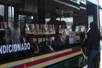 Buenos Aires, Argentina.- En las fotos tomadas el 15 de mayo del 2023, las personas esperan en una estación de subte en medio de una medida de fuerza que mantenía paralizado el servicio de la línea C, con recorrido entre Retiro y Constitución. El servicio del subte porteño fue interrumpido, en diferentes líneas y horarios. La medida colapsó la red de colectivos en medio de cortes y manifestaciones.