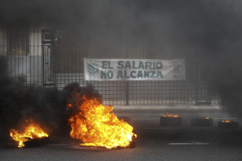 Buenos Aires, Argentina.- En las fotos tomadas el 9 de mayo del 2023, organizaciones agrupadas en Unidad Piquetera (UP) marcharon al Ministerio de Desarrollo Social en Buenos Aires, para protestar contra el "ajuste a comedores y para ser recibidos por autoridades" y no descartan pernoctar frente a esa cartera.