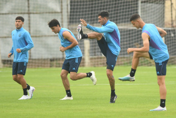 Santiago del Estero, Argentina.- En las fotos tomadas el 22 de mayo del 2023, el seleccionado argentino Sub-20, dirigido por Javier Mascherano, realizó un entrenamiento con la mente puesta en Guatemala, el rival de este martes. Argentina tendrá el objetivo de sellar su pasaporte a octavos de final luego del ajustado triunfo por 2-1 sobre Uzbekistán.