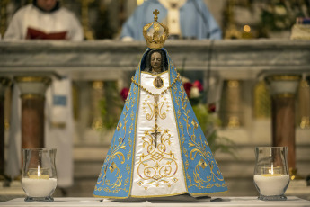 Luján, Argentina.- En las fotos tomadas el 3 de mayo del 2023, muestra el nuevo manto de la imagen de Nuestra Señora de Luján, que incluye en su bordado tres estrellas doradas como "un reconocimiento a la victoria obtenida por la selección argentina de fútbol en el último Mundial", y fuentes de la Basílica agregaron que con ello buscaron "unir el factor cristiano" con la "religiosidad popular".