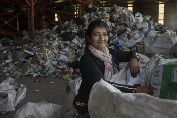 Buenos Aires, Argentina.- In photos taken on May 17, 2023, Argentines work at a recycling plant in Buenos Aires, Argentina. Plastic pollution in the world could be reduced by 80% if governments develop a series of legislative and legal "profound changes" proposed in a new report published by the United Nations Environment Program (UNEP), with headquarters in Nairobi.