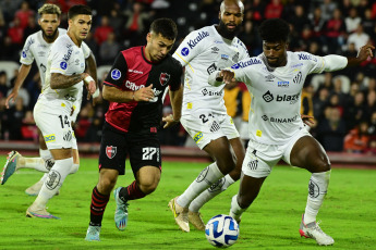 Rosario, Argentina.- In the photos taken on May 2, 2023, during the match between Newell's and Santos at the Coloso Marcelo Bielsa stadium in Rosario, Argentina. Newell's defeated Santos from Brazil 1-0 and consolidated itself at the top of Group E after three dates of the Copa Sudamericana, reaching 9 points with a perfect score and an undefeated fence.