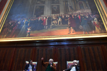 Buenos Aires, Argentina.- En las fotos tomadas el 15 de mayo del 2023, el expresidente de Uruguay, José "Pepe" Mujica (centro), durante un acto en Buenos Aires. Seguidores del precandidato a presidente Javier Milei, agredieron verbalmente a Mujica en la antesala de la exposición que tenía prevista para el domingo 14 de mayo. “No hubo ningún momento en 200 o 300 mil años de historia en el que los grupos humanos no inventaran algo mágico en lo cual creer, que después lo fanatizaba”, indicó Mujica tras el episodio.