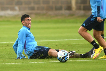 Santiago del Estero, Argentina.- En las fotos tomadas el 22 de mayo del 2023, el seleccionado argentino Sub-20, dirigido por Javier Mascherano, realizó un entrenamiento con la mente puesta en Guatemala, el rival de este martes. Argentina tendrá el objetivo de sellar su pasaporte a octavos de final luego del ajustado triunfo por 2-1 sobre Uzbekistán.