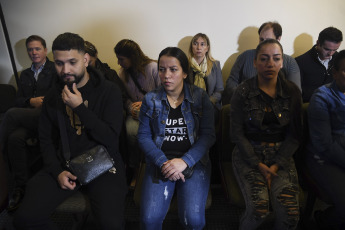 Buenos Aires, Argentina.- En las fotos tomadas el 8 de mayo del 2023, el futbolista Sebastián Villa, jugador colombiano de Boca Juniors, asistió al juicio que se celebra en su contra en Buenos Aires por presuntas lesiones y amenazas hechas en 2020 contra su entonces pareja Daniela Cortés. Durante el juicio, Villa se declaró inocente. “El hecho que se me imputa, yo no lo cometí”, dijo el futbolista según la prensa de Argentina.