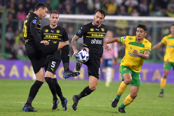 Buenos Aires, Argentina.- En las fotos tomadas el 4 de mayo del 2023, durante el partido entre Defensa y Justicia y Peñarol en el estadio Norberto “Tito” Tomaghello por la tercera fecha del Grupo F de la Copa Sudamericana. Defensa y Justicia goleó 4-1 a Peñarol de Montevideo golpeando en los momentos justos y tres de sus tantos fueron golazos. Su segundo triunfo en el tornero lo acomodó en su zona.