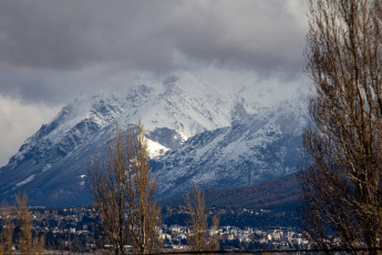 Bariloche, Argentina.- In the photos taken on May 2, 2023, it shows the city of Bariloche that began to turn white after the arrival of the first snowfall of the year. With temperatures that remained below zero degrees and strong winds, the Andean area faced cold weather that even caused the National Meteorological Service to issue alerts.