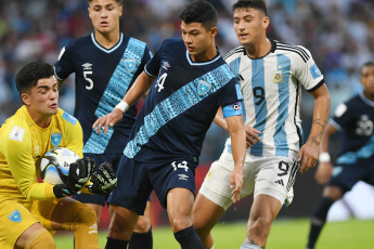 Santiago del Estero, Argentina.- En las fotos tomadas el 23 de mayo del 2023, durante el partido entre Argentina y Guatemala en el estadio Madre de Ciudades de Santiago del Estero por la fecha 2 del Grupo A del Mundial Sub 20. Argentina derrotó 3-0 a Guatemala, consiguiendo su segundo triunfo en la competición, luego de vencer en la primera jornada a Uzbekistán por 2-1. Los goles de la ‘Albiceleste’ fueron anotados por Alejo Veliz (17′), Luka Romero (65′) y Maximo Perrone (90+8′).