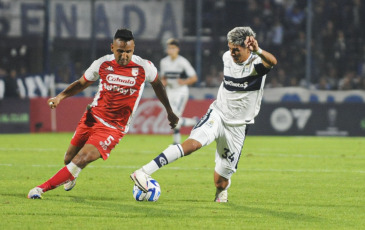 La Plata, Argentina.- In the photos taken on May 23, 2023, during the match between Gimnasia and Independiente Santa Fe, at the Juan Carmelo Zerillo Stadium for the fourth date of Group G of the Copa Sudamericana. Gimnasia defeated Independiente Santa Fe 1-0 in La Plata and is excited to be able to advance in the contest. Franco Torres' goal gave Lobo the victory.