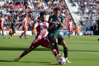 Santa Fe, Argentina.- En las fotos tomadas el 15 de mayo del 2023, durante el partido entre Sarmiento y Union en la jornada 16 de la Liga Profesional Argentina en el Estadio 15 de Abril. Sarmiento venció por 2-0 a Union como visitante, con goles de Javier Toledo (a los 17, 54 minutos). En la próxima fecha, Union se medirá con Central Córdoba, mientras que Sarmiento tendrá como rival a Huracán.