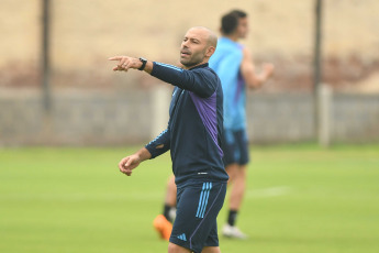 Santiago del Estero, Argentina.- En las fotos tomadas el 22 de mayo del 2023, el seleccionado argentino Sub-20, dirigido por Javier Mascherano, realizó un entrenamiento con la mente puesta en Guatemala, el rival de este martes. Argentina tendrá el objetivo de sellar su pasaporte a octavos de final luego del ajustado triunfo por 2-1 sobre Uzbekistán.