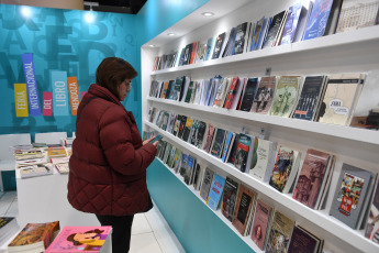 Buenos Aires, Argentina.- En las fotos tomadas el 8 de mayo del 2023, las personas visitan la Feria del Libro de Buenos Aires en La Rural. Después de un fin de semana de gran flujo de personas, continúa la Feria del Libro de Buenos Aires 2023. Quedan solo 7 días del evento cultural más importante del país, y todos están cargados de actividades con presentaciones de las últimas novedades de la industria editorial, charlas y mesas con autores, firmas de libros, talleres para infancias y lecturas de poesía.