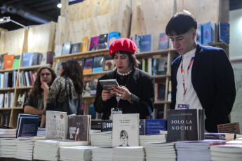 Buenos Aires, Argentina.- En las fotos tomadas el 8 de mayo del 2023, las personas visitan la Feria del Libro de Buenos Aires en La Rural. Después de un fin de semana de gran flujo de personas, continúa la Feria del Libro de Buenos Aires 2023. Quedan solo 7 días del evento cultural más importante del país, y todos están cargados de actividades con presentaciones de las últimas novedades de la industria editorial, charlas y mesas con autores, firmas de libros, talleres para infancias y lecturas de poesía.