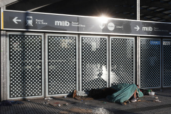 Buenos Aires, Argentina.- En las fotos tomadas el 15 de mayo del 2023, las personas esperan en una estación de subte en medio de una medida de fuerza que mantenía paralizado el servicio de la línea C, con recorrido entre Retiro y Constitución. El servicio del subte porteño fue interrumpido, en diferentes líneas y horarios. La medida colapsó la red de colectivos en medio de cortes y manifestaciones.